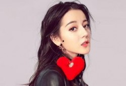 热巴最新爆料图,美艳动人，时尚感十足